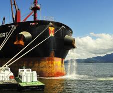 Porto de Paranaguá monitora a água de lastro de 80% dos navios