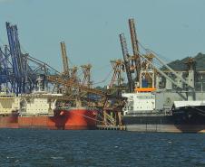 Porto de Paranaguá bate em 20% recorde de movimentação em fevereiro