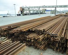 Porto de Paranaguá recebe 7 mil toneladas de trilhos de trem 