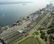 Terminal fecha o semestre com a maior movimentação de cargas para o período. Foram 25 milhões de toneladas movimentadas nos primeiros seis meses do ano. O porto bateu recordes nas movimentações de carga geral e granéis líquidos 