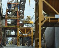Terminal fecha o semestre com a maior movimentação de cargas para o período. Foram 25 milhões de toneladas movimentadas nos primeiros seis meses do ano. O porto bateu recordes nas movimentações de carga geral e granéis líquidos 