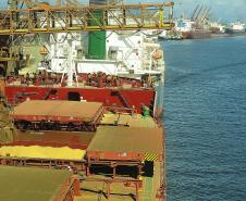 Terminal fecha o semestre com a maior movimentação de cargas para o período. Foram 25 milhões de toneladas movimentadas nos primeiros seis meses do ano. O porto bateu recordes nas movimentações de carga geral e granéis líquidos 