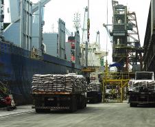 Terminal fecha o semestre com a maior movimentação de cargas para o período. Foram 25 milhões de toneladas movimentadas nos primeiros seis meses do ano. O porto bateu recordes nas movimentações de carga geral e granéis líquidos 