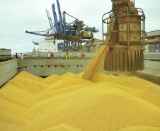 Porto de Paranaguá embarca volume histórico de soja