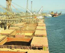 Porto de Paranaguá embarca volume histórico de soja