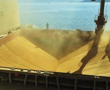 Porto de Paranaguá embarca volume histórico de soja