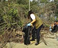 Porto de Paranaguá recolhe 80 quilos de resíduos das áreas de mangue 