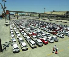 Paranaguá recebe volume inédito de veículos para exportação