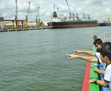 A Administração dos Portos de Paranaguá e Antonina (Appa) promoveu nesta quinta-feira (30), a premiação dos quinze alunos vencedores do Concurso de Desenho e Frase do Projeto Porto Escola, de Paranaguá e Antonina. No evento, que contou com a presença do prefeito de Paranaguá, Marcelo Roque, também foi assinado o termo de continuidade do Projeto para 2018, em ambas as cidades do Litoral.