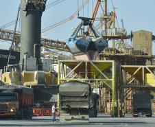 Foram descarregadas 41.305 mil toneladas de cevada e fertilizante entre às 7h da manhã de 19 de junho e às 7h do dia 20.