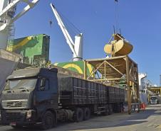 Foram descarregadas 41.305 mil toneladas de cevada e fertilizante entre às 7h da manhã de 19 de junho e às 7h do dia 20.