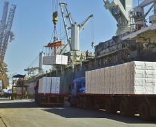 Empresa, maior produtora e exportadora de papéis do Brasil, escolheu o porto paranaense para realizar a movimentação de celulose e derivados. Desde 2016, quando começou a operar no Estado, foram 1.779.796 toneladas transportadas.