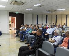 Servidores do Departamento de Economia Rural (Deral) da Secretaria de Estado da Agricultura e Abastecimento, conheceram o processo que a soja, o milho e os demais produtos paranaenses percorrem, desde o campo até a exportação para outros países.