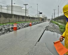 Bloqueio que estava na avenida Coronel Santa Rita foi estendido até a rua Ludovica Bório. Com isso, o acesso ao Porto de Paranaguá é feito em pista simples, somente na faixa da esquerda. Já o sentido contrário foi completamente bloqueado.