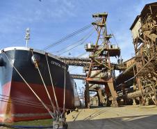 Desde janeiro até outubro, o porto exportou 19,2 milhões de toneladas destes produtos. A quantidade é 13% maior que o alcançado em todo o ano passado, quando foram 17 milhões de toneladas. 