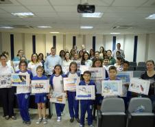 Assinatura entre os Portos do Paraná e as prefeituras de Paranaguá e Antonina aconteceu nesta quarta-feira (14). Pelo quinto ano consecutivo, estudantes vão participar de atividades de educação ambiental por meio de visitas ao Porto de Paranaguá. 