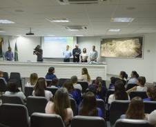 Assinatura entre os Portos do Paraná e as prefeituras de Paranaguá e Antonina aconteceu nesta quarta-feira (14). Pelo quinto ano consecutivo, estudantes vão participar de atividades de educação ambiental por meio de visitas ao Porto de Paranaguá. 