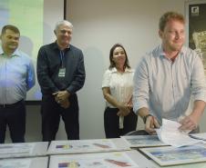 Assinatura entre os Portos do Paraná e as prefeituras de Paranaguá e Antonina aconteceu nesta quarta-feira (14). Pelo quinto ano consecutivo, estudantes vão participar de atividades de educação ambiental por meio de visitas ao Porto de Paranaguá. 