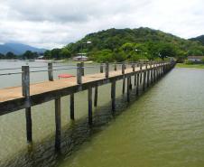 Na próxima semana, serão feitos os primeiros levantamentos e inspeções nas comunidades do Litoral paranaense que receberão trapiches para embarque e desembarque de passageiros e pescadores. Ao todo, serão 14 estruturas pagas pela Administração dos Portos do Paraná: nove serão reformadas e cinco novos trapiches construídos.

 