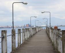 Na próxima semana, serão feitos os primeiros levantamentos e inspeções nas comunidades do Litoral paranaense que receberão trapiches para embarque e desembarque de passageiros e pescadores. Ao todo, serão 14 estruturas pagas pela Administração dos Portos do Paraná: nove serão reformadas e cinco novos trapiches construídos.

 