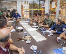 Objetivo é dar mais agilidade no atendimento aos caminhoneiros que chegam para descarregar no Porto de Paranaguá. Grupo discute formas efetivas de combater assaltos, vazadas e crimes ambientais. 