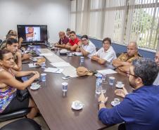 Objetivo é dar mais agilidade no atendimento aos caminhoneiros que chegam para descarregar no Porto de Paranaguá. Grupo discute formas efetivas de combater assaltos, vazadas e crimes ambientais. 