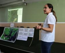 Portos do Paraná promoveram nesta segunda-feira (15), em Antonina, o 3.º Seminário da Pesca no Colégio Estadual Brasilio Machado. 30 pescadores e marisqueiras se reuniram com a equipe da Diretoria de Meio Ambiente para receber o resultado do monitoramento da atividade pesqueira na região.
