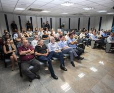 Além de sobrevoarem a área de abrangência dos dois portos, os representantes do Governo do Estado realizaram visita técnica ao cais do Porto de Paranaguá e, na sede administrativa, conversaram com empresários e colaboradores

 