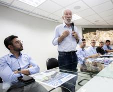 Além de sobrevoarem a área de abrangência dos dois portos, os representantes do Governo do Estado realizaram visita técnica ao cais do Porto de Paranaguá e, na sede administrativa, conversaram com empresários e colaboradores

 