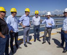 Além de sobrevoarem a área de abrangência dos dois portos, os representantes do Governo do Estado realizaram visita técnica ao cais do Porto de Paranaguá e, na sede administrativa, conversaram com empresários e colaboradores

 
