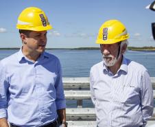 Além de sobrevoarem a área de abrangência dos dois portos, os representantes do Governo do Estado realizaram visita técnica ao cais do Porto de Paranaguá e, na sede administrativa, conversaram com empresários e colaboradores

 