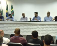 Além de sobrevoarem a área de abrangência dos dois portos, os representantes do Governo do Estado realizaram visita técnica ao cais do Porto de Paranaguá e, na sede administrativa, conversaram com empresários e colaboradores

 