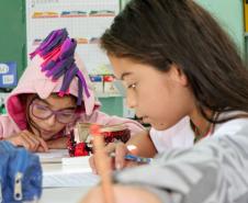 s Portos do Paraná deram início ao primeiro módulo do Programa de Educação Ambiental de 2019. As atividades com as crianças da rede municipal de 12 comunidades do entorno começaram este mês e serão realizadas a cada bimestre, até novembro. No total, são quase 300 alunos, de 1º a 5º anos, que participam das aulas e momentos lúdicos preparados pelos profissionais.