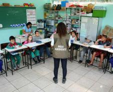 s Portos do Paraná deram início ao primeiro módulo do Programa de Educação Ambiental de 2019. As atividades com as crianças da rede municipal de 12 comunidades do entorno começaram este mês e serão realizadas a cada bimestre, até novembro. No total, são quase 300 alunos, de 1º a 5º anos, que participam das aulas e momentos lúdicos preparados pelos profissionais.