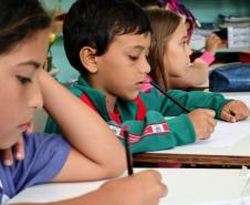 s Portos do Paraná deram início ao primeiro módulo do Programa de Educação Ambiental de 2019. As atividades com as crianças da rede municipal de 12 comunidades do entorno começaram este mês e serão realizadas a cada bimestre, até novembro. No total, são quase 300 alunos, de 1º a 5º anos, que participam das aulas e momentos lúdicos preparados pelos profissionais.