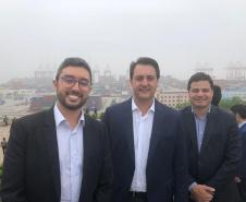 Acompanhado do secretário de Estado da Infraestrutura e Logística, Sandro Alex, e do diretor-presidente dos Portos do Paraná, Luiz Fernando Garcia, o governador Ratinho Junior esteve no Porto de Xangai, o maior porto do mundo em movimentação de contêineres. O objetivo é buscar tecnologias e o know how chinês para obras de ampliação do Porto do Paranaguá.