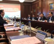 Comitiva paranaense teve reunião com executivos da China Communication Construction Company (CCCC), uma das maiores empresas chinesas que, no setor de infraestrutura e logística, opera rodovias, ferrovias, metrôs, portos e aeroportos. 
