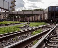 A quantidade de cargas transportadas por trem até os Portos do Paraná cresceu 15%, entre janeiro e abril de 2019. Foram 3,2 milhões de toneladas movimentadas em 61 mil vagões.  No mesmo período de 2018, a ferrovia respondeu por 2,8 milhões de toneladas de carga, transportadas em 53 mil vagões.

 