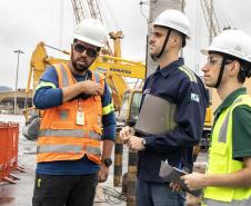  

A equipe do Serviço Especializado em Engenharia de Segurança e em Medicina do Trabalho (Sesmet), vinculado à Diretoria de Meio Ambiente dos Portos do Paraná, passa a utilizar o Índice de Segurança Portuária (ISP). A ferramenta gerencial permite identificar o número de desvios comportamentais observados nas atividades que ocorrem nas áreas portuárias e relacioná-los com o potencial que esses desvios possuem para a ocorrência de acidentes de trabalho.