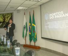 Civis e militares recebidos pela diretoria são alunos do Curso de Logística e Mobilização Nacional. O objetivo da visita foi reunir informações para os trabalhos acadêmicos do grupo 