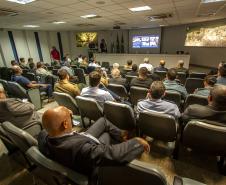 Civis e militares recebidos pela diretoria são alunos do Curso de Logística e Mobilização Nacional. O objetivo da visita foi reunir informações para os trabalhos acadêmicos do grupo 