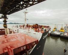 Um único navio – o Caravos Glory, das Ilhas Marschall (Oceania) – levará uma carga de 58.175 toneladas para o Oriente Médio. A média dos carregamentos no local, o berço 204, geralmente fica entre 40 e 45 mil toneladas. A operação encerra nesta segunda-feira (03). 