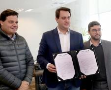 Governador Ratinho Junior autorizou a contratação da empresa que fará a obra. Investimento de R$ 41 milhões será custeado pela Portos do Paraná. Haverá aumento de 60% na capacidade portuária. 