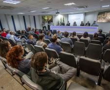 Grupo conheceu o cais público, participou de uma palestra e acompanhou a operação de cargas no porto de Paranaguá. 