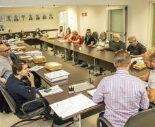 A Diretoria de Engenharia e Manutenção dos Portos do Paraná já analisa as propostas técnicas que concorrem para desenvolver o projeto executivo da avenida Ayrton Senna da Silva. O projeto é para restauração e ampliação da capacidade do trecho urbano, com 8,1 quilômetros de extensão, entre a continuação da BR 277 e o Porto de Paranaguá. 
