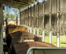 Empresa pública Portos do Paraná consegue dar conta do alto fluxo de caminhões, com segurança e tranquilidade. Sistema opera integrada tanto no recebimento dos veículos quanto nos terminais para descarga.