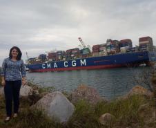 Na foto, Jaqueline durante o primeiro dia de curso, em visita ao Porto de Le Havre.