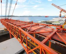 Esta semana, o Corredor de Exportação do Porto de Paranaguá registrou mais um recorde. Na última terça-feira (25), foram embarcadas 57.193 toneladas de milho em um único berço de atracação. Ou seja, mais de 2,3 mil toneladas de grão por hora. O volume supera a marca anterior, registrada em 8 de dezembro de 2015, quando foram 51,6 mil toneladas em um único dia. 