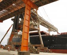 Esta semana, o Corredor de Exportação do Porto de Paranaguá registrou mais um recorde. Na última terça-feira (25), foram embarcadas 57.193 toneladas de milho em um único berço de atracação. Ou seja, mais de 2,3 mil toneladas de grão por hora. O volume supera a marca anterior, registrada em 8 de dezembro de 2015, quando foram 51,6 mil toneladas em um único dia.

 