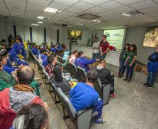 A visita foi dividida em duas turmas de 80 alunos, uma pela manhã e outra, à tarde. Pela manhã, participaram da palestra e visita ao cais do Porto de Paranaguá alunos mais velhos. À tarde, foi a vez das crianças. Nos dois momentos, com os dois públicos, a emoção foi contagiante.